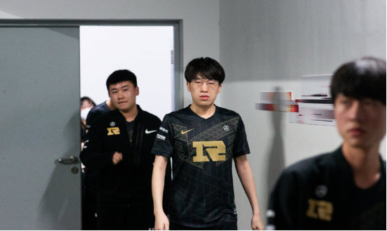 尤其是在跨 尤其是在跨