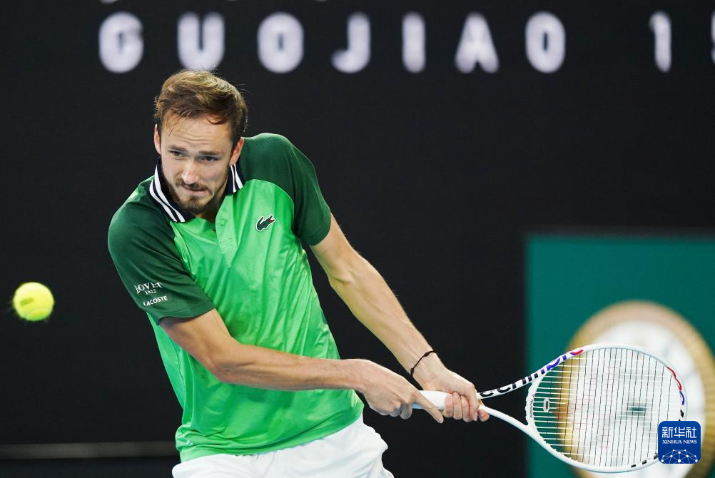 裂对手防线 裂对手防线